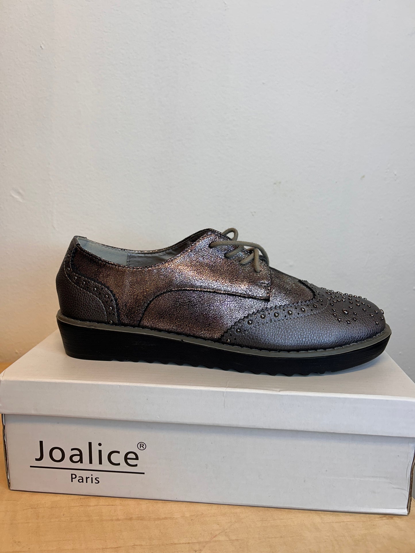 Glamour shoe with studs