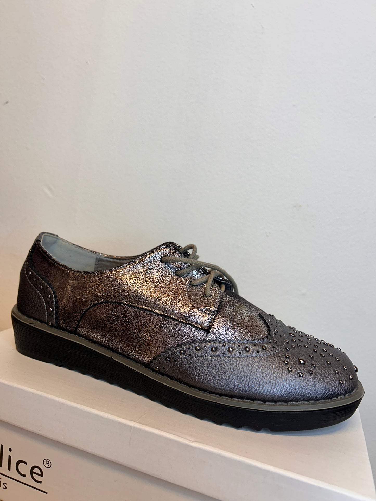 Glamour shoe with studs