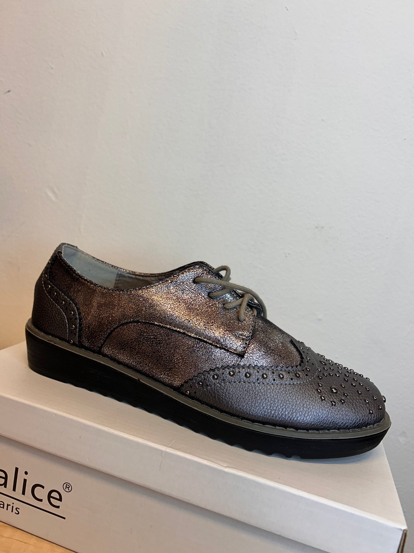 Glamour shoe with studs