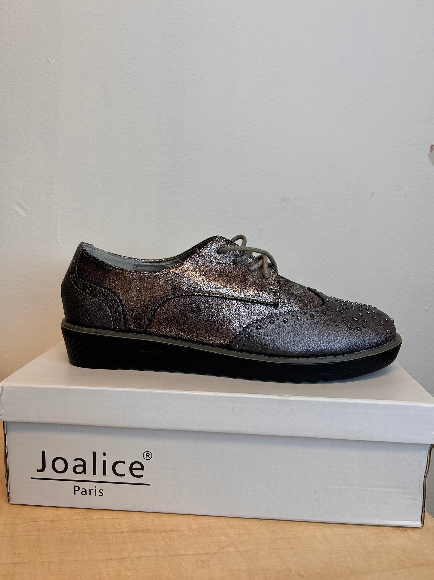 Glamour shoe with studs