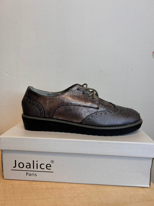 Glamour shoe with studs